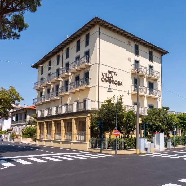 Hotel Villa Ombrosa a Marina di Pietrasanta, vista dalla strada