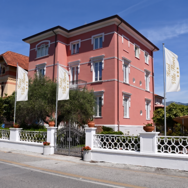 Hotel Villa Flores a Marina di Pietrasanta: facciata Liberty restaurata