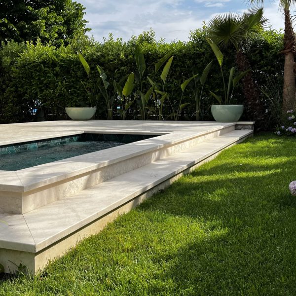 Villa SHM a Forte dei Marmi: piscina in pietra e giardino