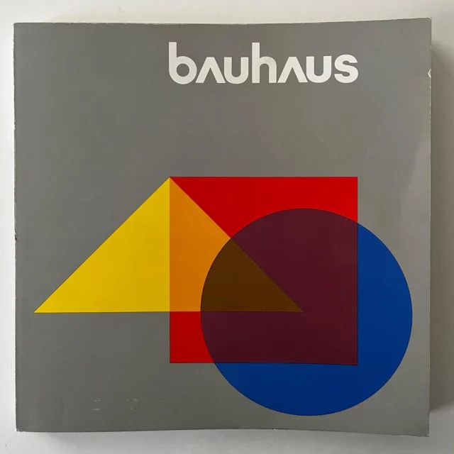 Lo stile #bauhaus 

#waltergropius 
#miesvanderrohe 
#architecture
#design
#storiadellarchitettura
#1919